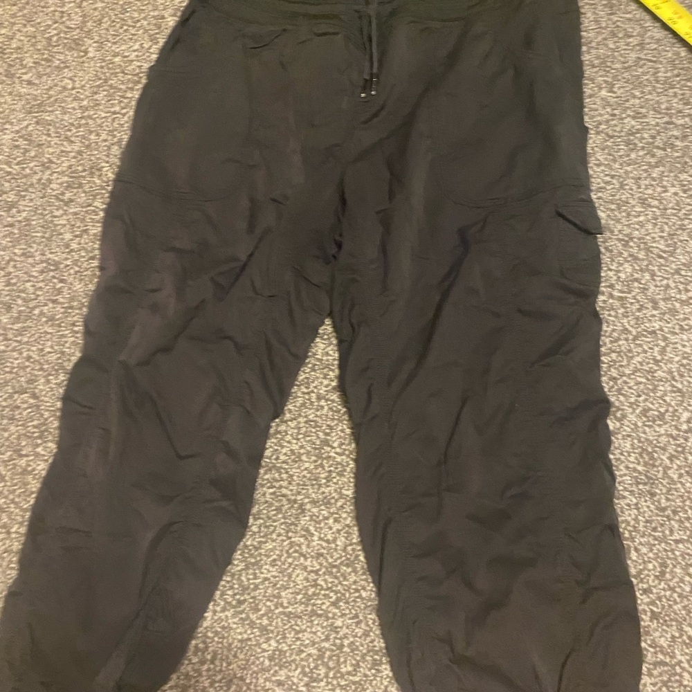 The North Face Women’s Black Capri XL Cargo Pants